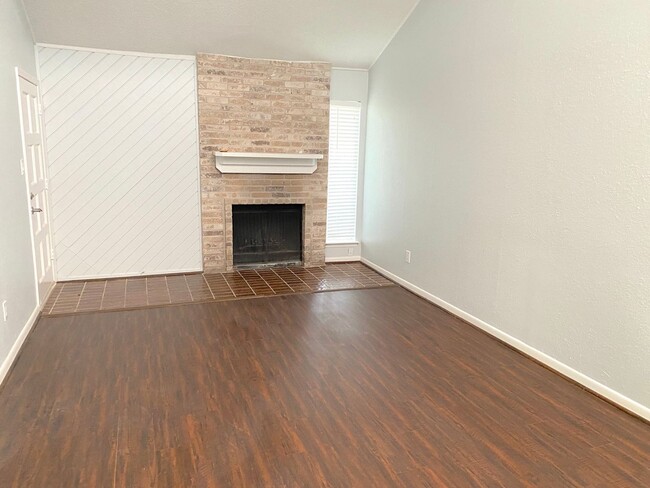 Building Photo - FRESHLY UPDATED TOWNHOME FOR SALE