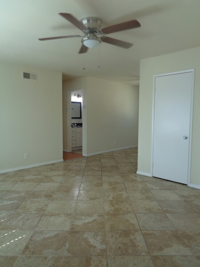 Building Photo - 607 E Utica Ave