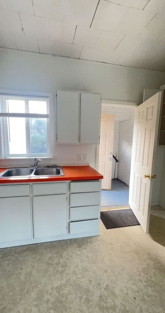 Building Photo - 2 Bedroom Home with Detached Garage & Backyard Coming Soon!