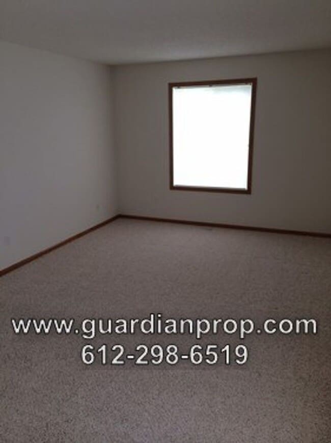 Building Photo - End Unit Townhouse for October 1 Close to ...
