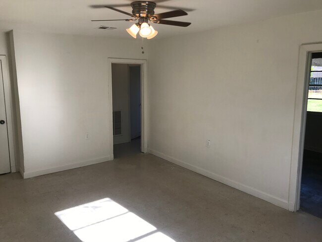 Building Photo - 1117 Evergreen Dr