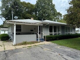 Building Photo - 11 Brierway Dr