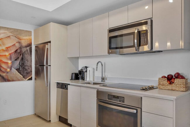 Building Photo - 2602 E Hallandale Beach Blvd