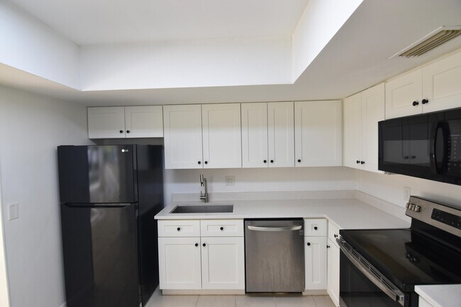 Building Photo - 2260 NE 5th Ave