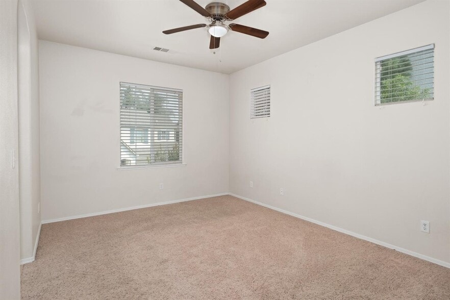 Building Photo - 68 W Bordeaux Ln