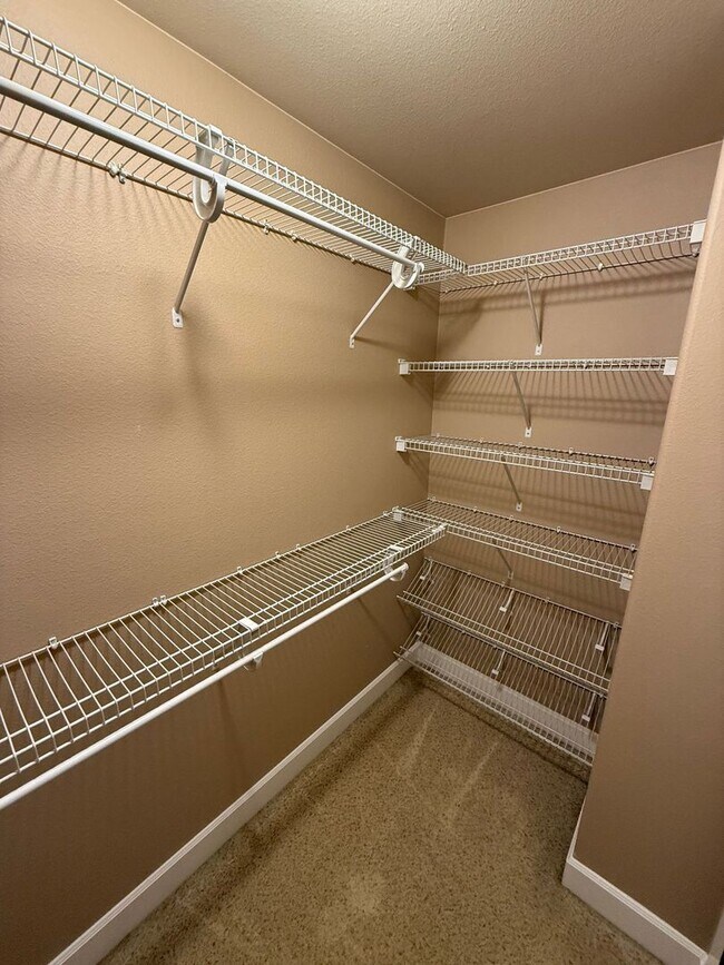 Building Photo - Stunning large 3 bedroom plus bonus rooms ...