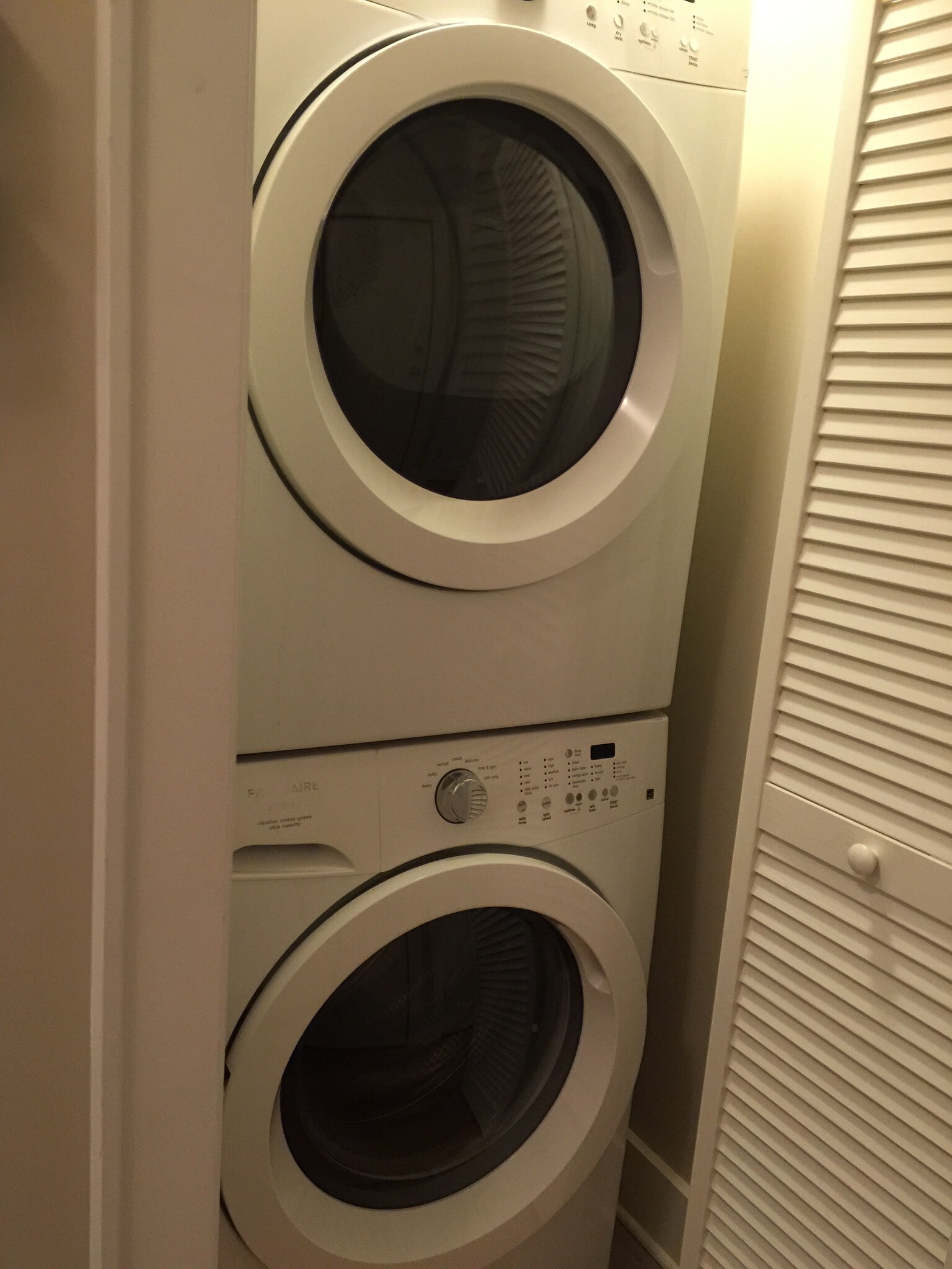 Washer/dryer - 706 N Wells St