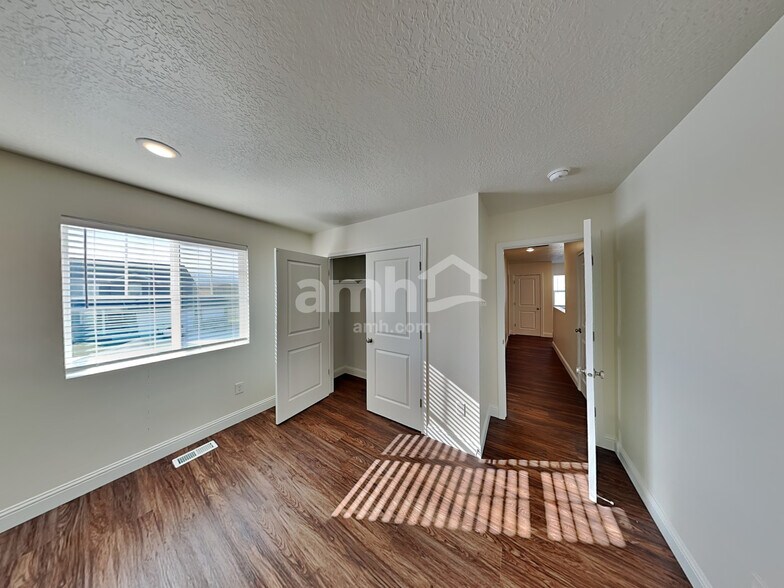 Building Photo - 292 N Gibbons Ln