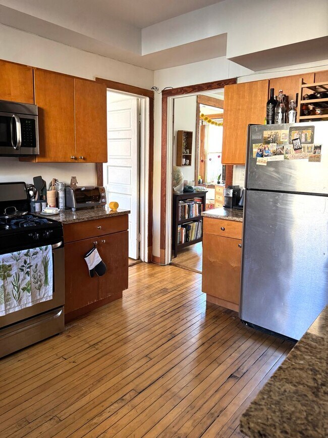 Building Photo - Ukrainian Village 2 Bedroom. Bright and Sunny. Big Bedrooms, Exposed Brick. Central HVAC. Free Fa...