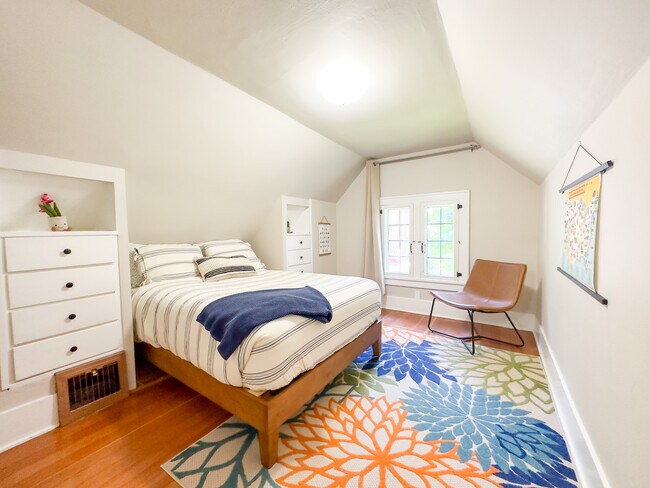 Building Photo - 1942 Boyer Ave E