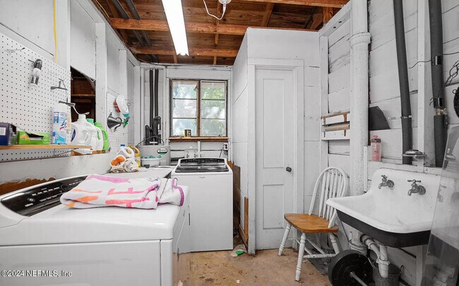 Building Photo - 5054 Pirates Cove Rd