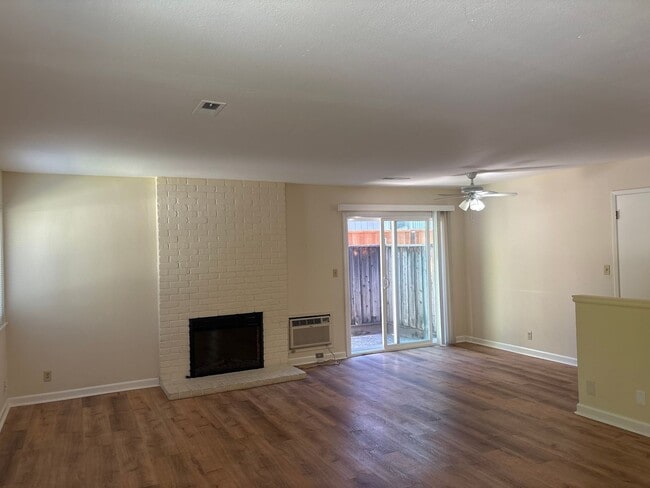 Building Photo - PARKLIKE SETTING ...CLEAN, AND FRESH, NEW REFRIGERATOR, NEW CLOSET DOORS...2 BEDROOMS/1 BATH IN G...