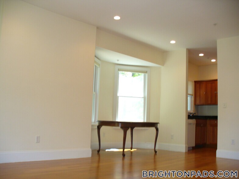 Building Photo - 10 Selkirk Rd