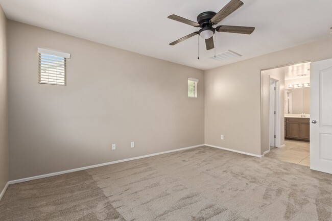 Building Photo - Welcome Home 3B/2BA in Lyons Gate!