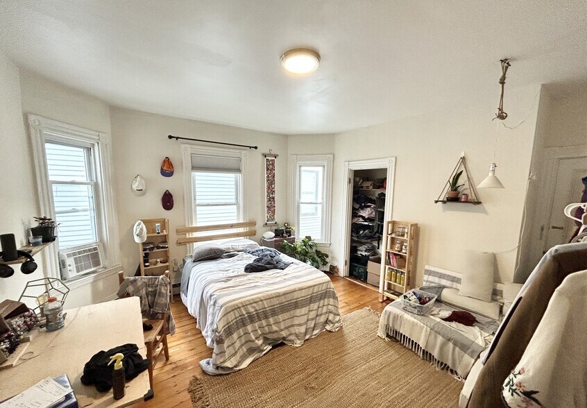 Building Photo - 72 Calumet St