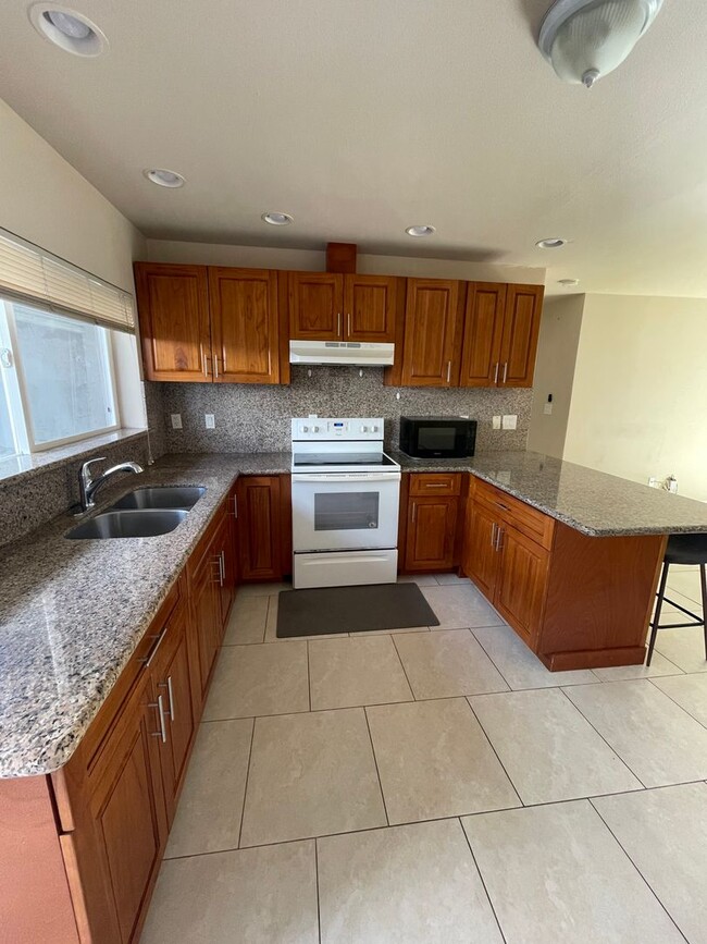 Building Photo - 3 bed/2 bath unit in Salt Lake!