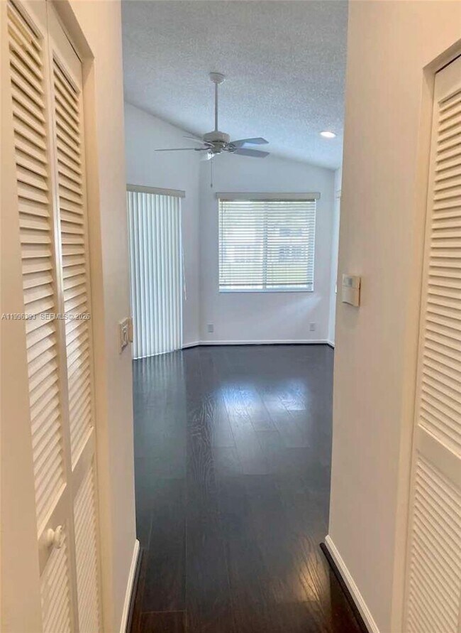Building Photo - 3066 Lakewood Cir