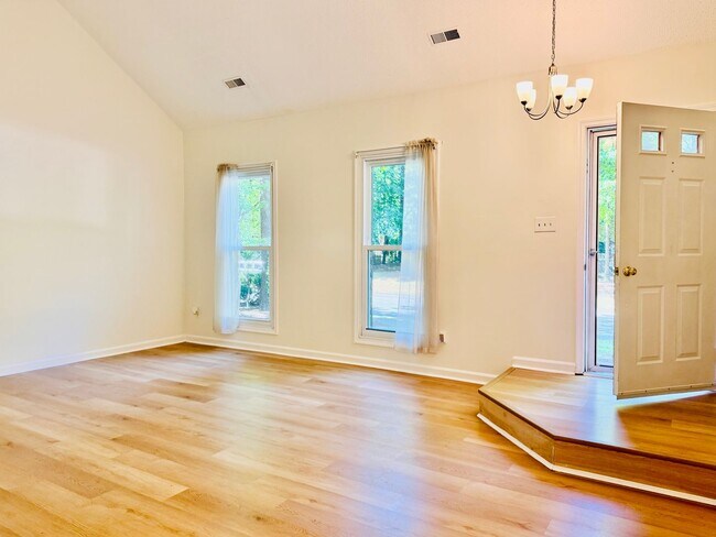 Building Photo - Charming & Spacious 3-Bedroom Home Just Mi...