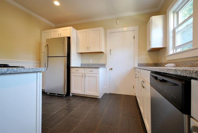 Building Photo - RENOVATED 4 BED/2 BATH IN BRIGHTON'S OAK SQUARE FOR 9/1 ~ WATER INCLUDED
