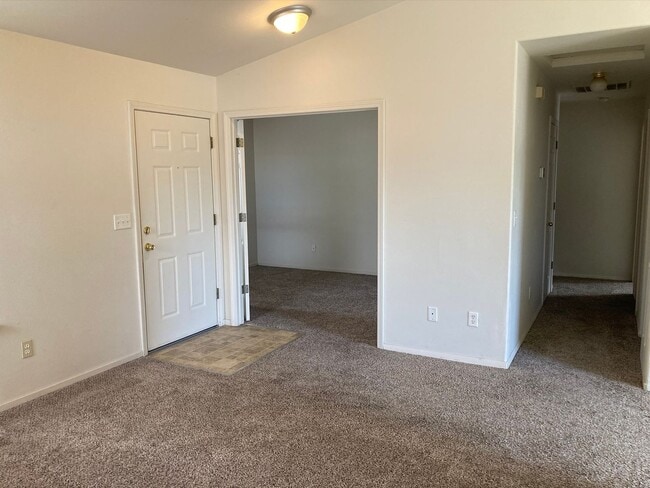 Building Photo - Charming 3 Bedroom