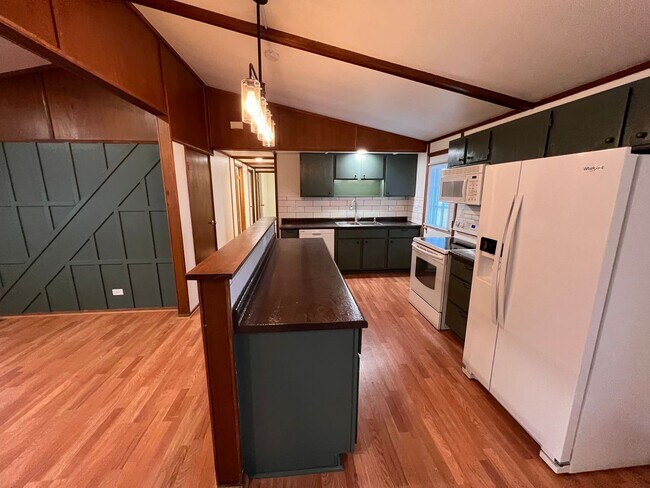 Building Photo - $2,300 | 5 Bedroom, 2 Bathroom HOUSE | Pet...