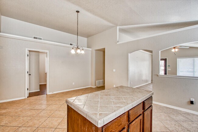 Building Photo - 1819 Shreya St