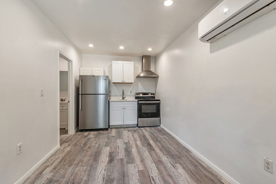 Building Photo - 849 W 43rd St