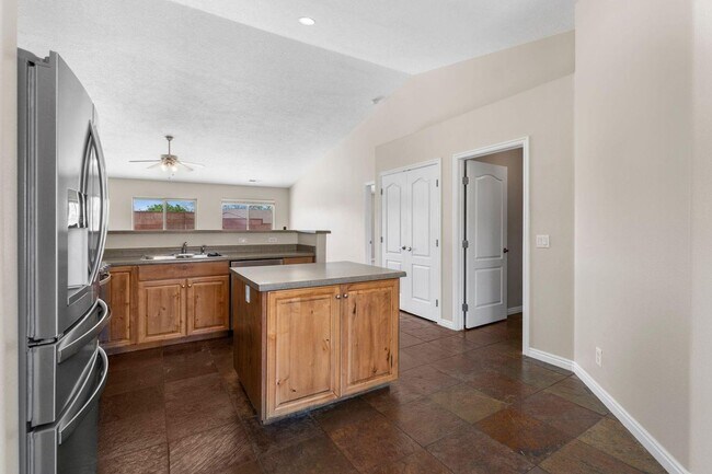 Building Photo - Sedona Hills Stunner!