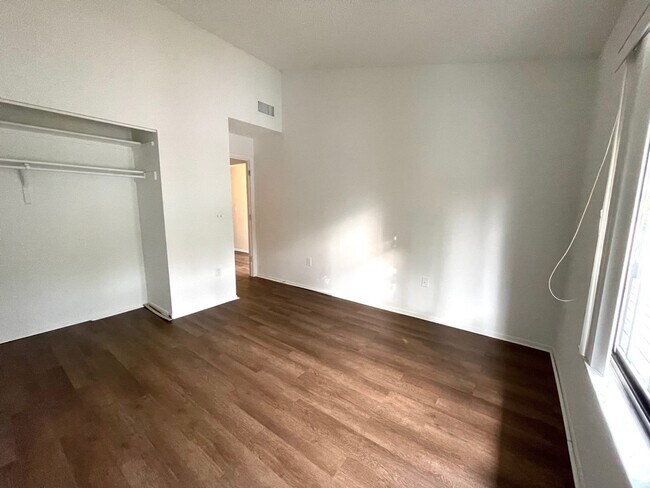 Building Photo - Spacious 2Bed/2Bath Condo for Rent!! Sarasota