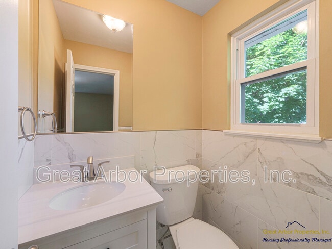 Building Photo - 3624 Maple Dr