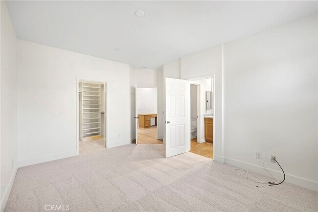 Building Photo - 19 Vinca Ct