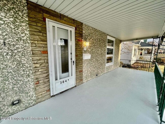 Building Photo - 304 E Elm St