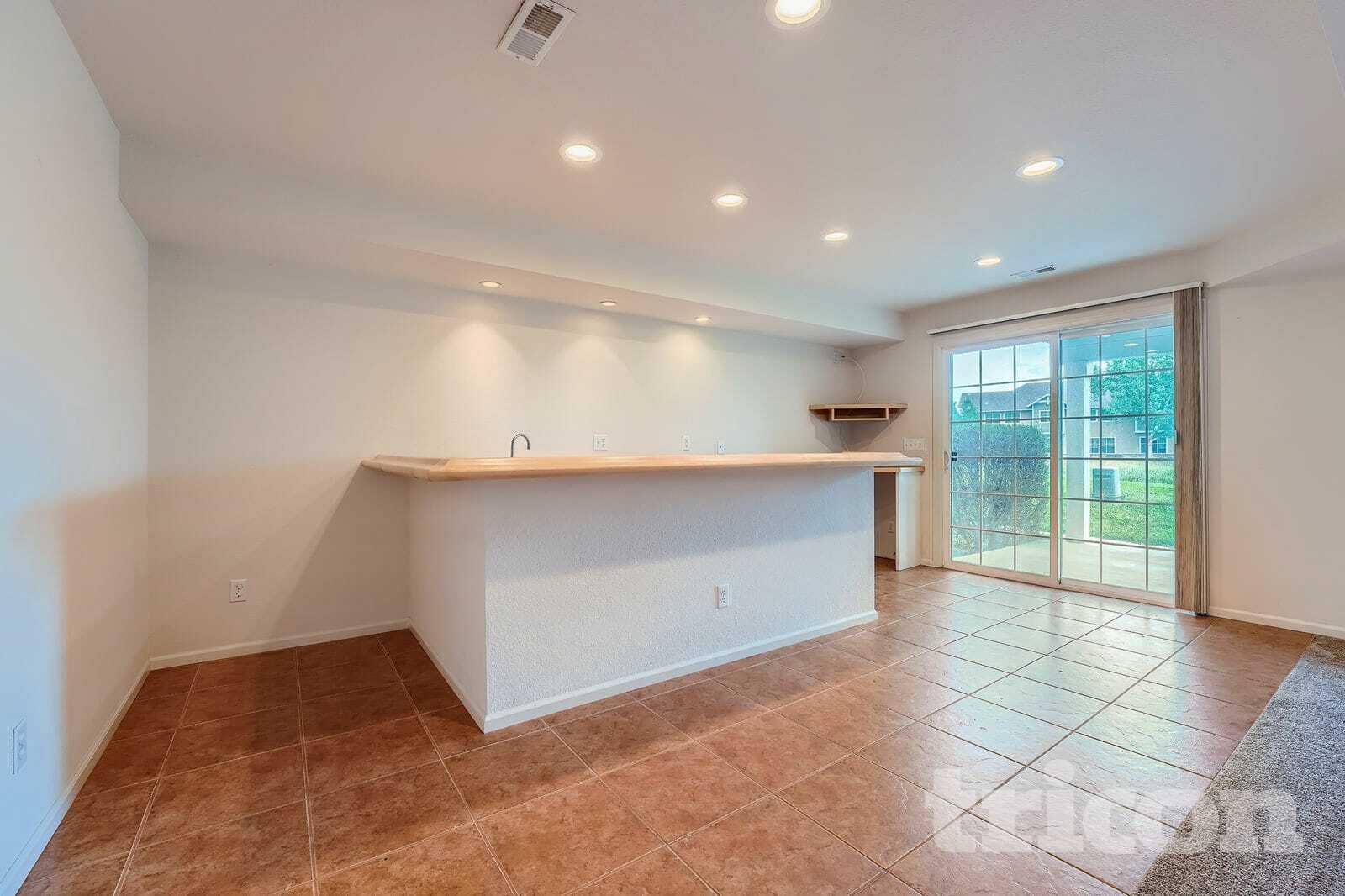 Building Photo - 8566 S Lewis Way