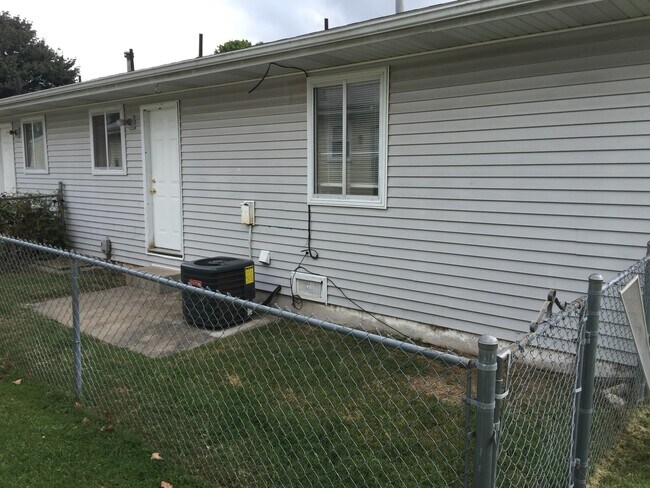 Building Photo - 409 E Downing St