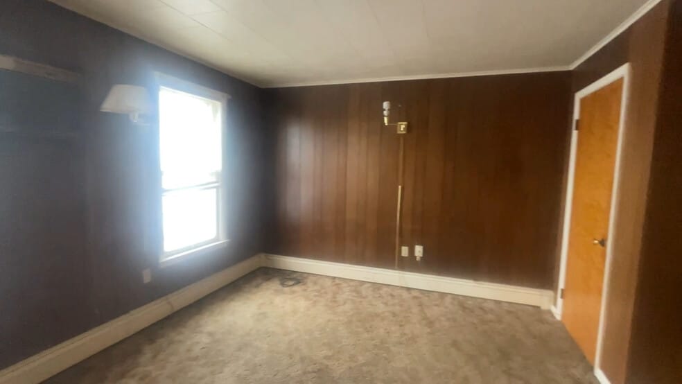 Family room - 219 Chestnut St