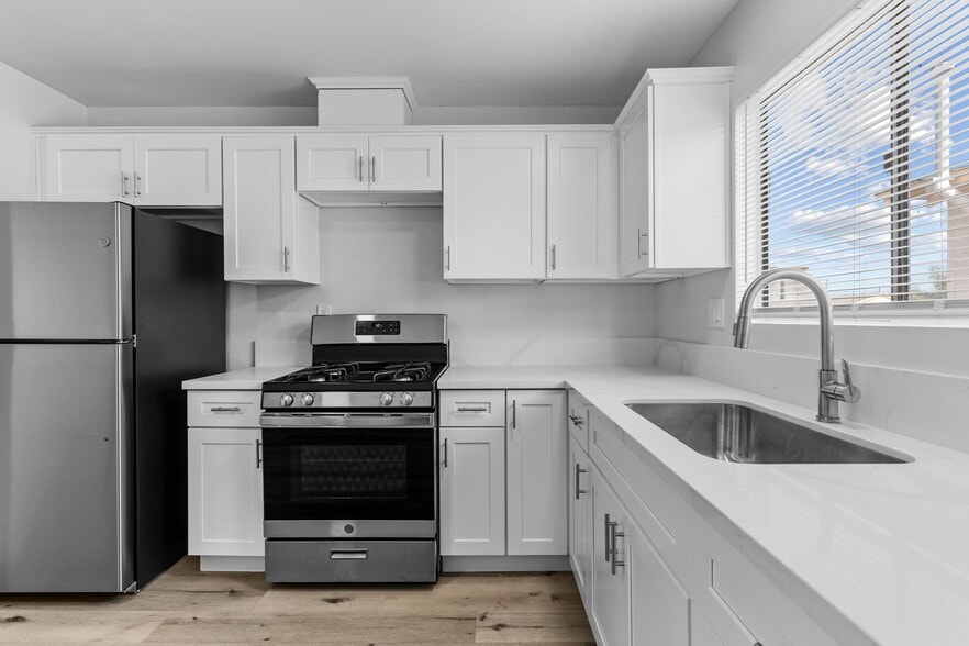 Building Photo - 1050 Gaviota Ave