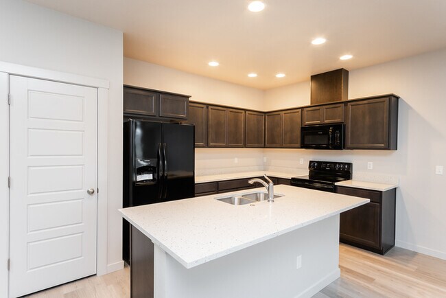 Building Photo - 3 Bedroom Townhome - Private backyard