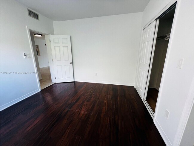 Building Photo - 946 Bay Dr