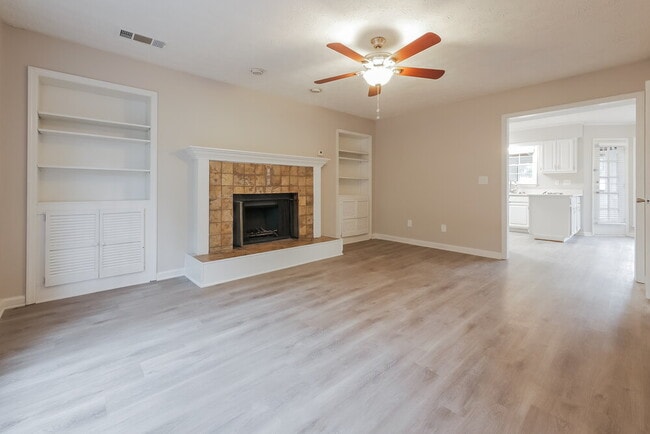 Building Photo - 9908 Point View Dr