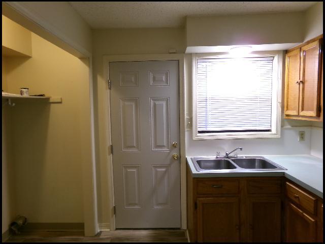 Building Photo - 610 S Maple St