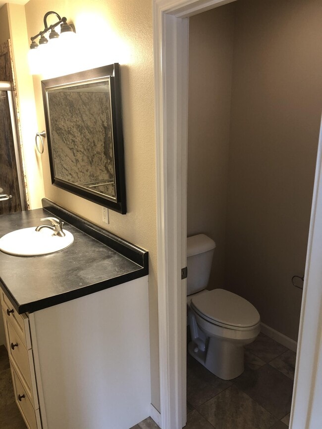 Building Photo - 704-726 26 St NW