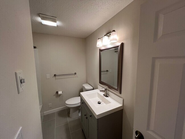 Building Photo - Recently Renovated Spacious Rambler with M...