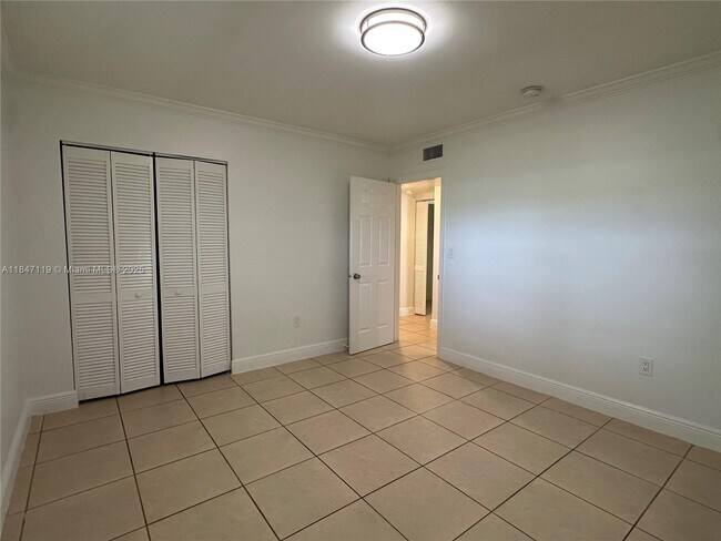 Building Photo - 2536 Van Buren St