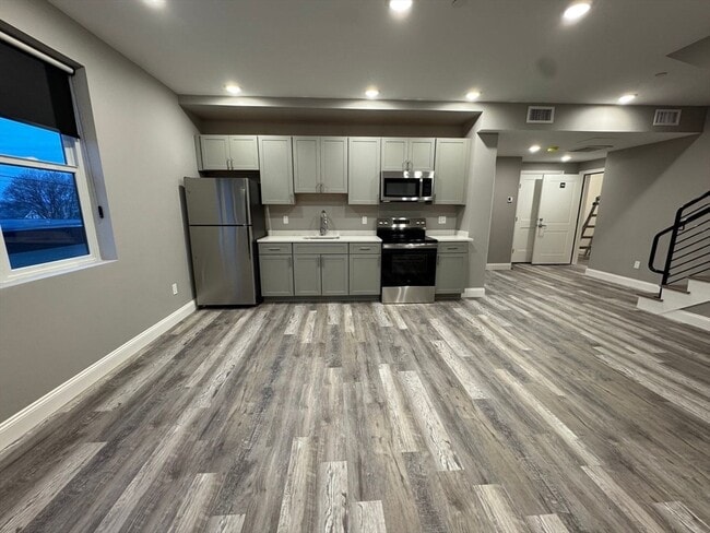 Building Photo - 8 Avon St