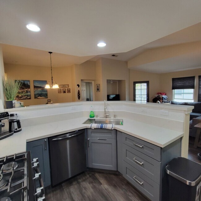 Building Photo - MOVE-IN SPECIAL $500 OFF! Otay Ranch - Gorgeous 2 Bed/2 Bath Condo with Garage