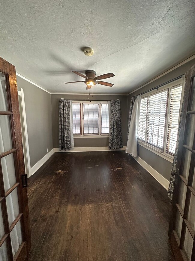 Building Photo - CHARMING 2 BEDROOM, 1 BONUS ROOM, 2 BATHRO...