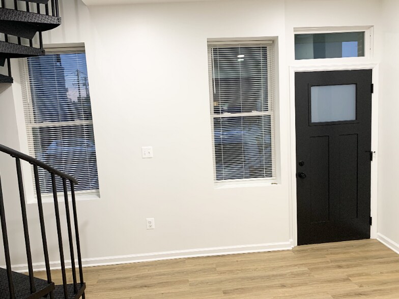 Building Photo - 1600 S Charles St