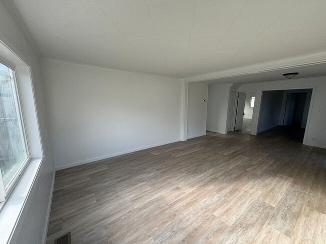 Building Photo - Large Home in Newport!