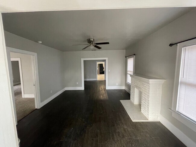 Building Photo - 5 bedroom, 2 bath