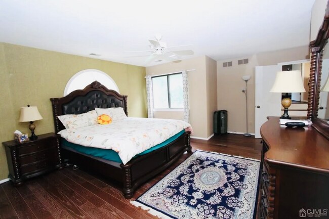 Building Photo - 587 Sayre Dr